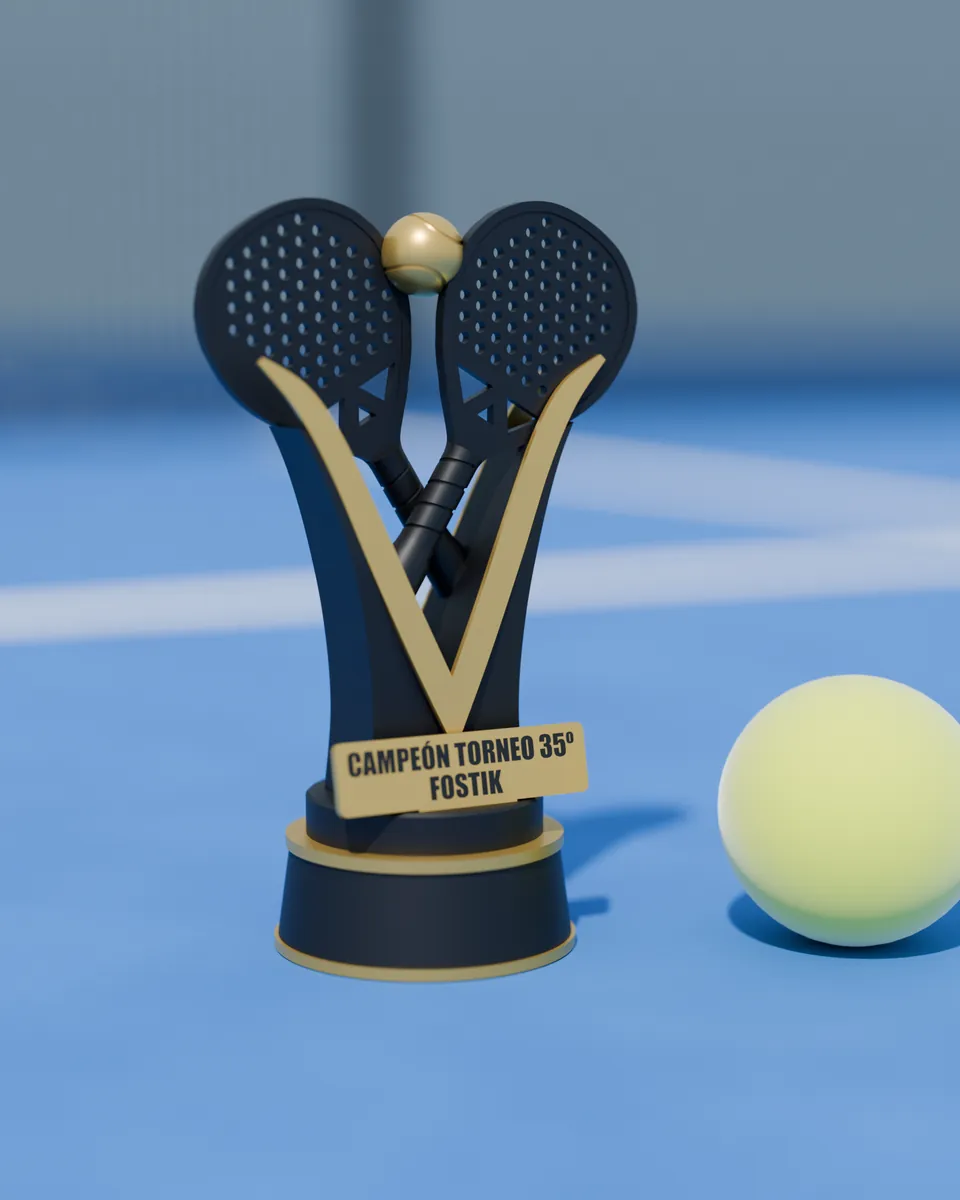 Trofeo de campeón con dos palas cruzadas y detalles dorados, con placa personalizada del torneo, sobre una pista azul