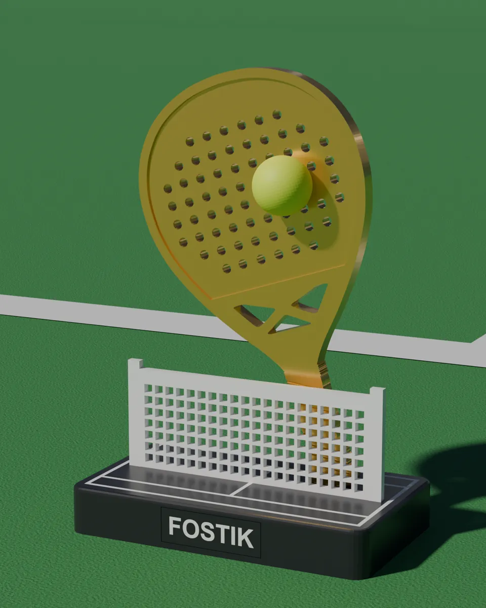 Trofeo con una pala dorada y una pelota tras una red, sobre una pista verde
